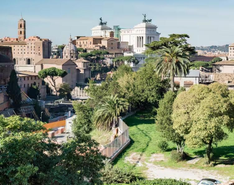 Spacious Penthouse With Stunning Views Of Historic Landmarks Apartment Rom