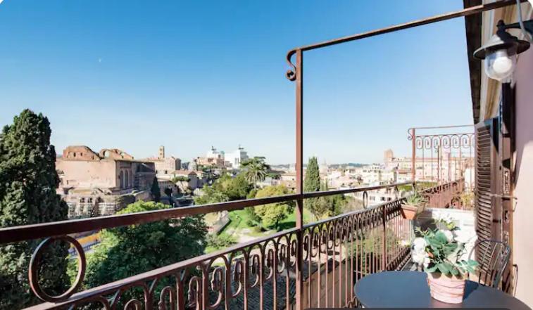Spacious Penthouse With Stunning Views Of Historic Landmarks Rom