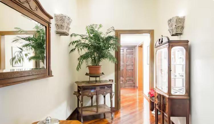 Apartment Spacious Penthouse With Stunning Views Of Historic Landmarks